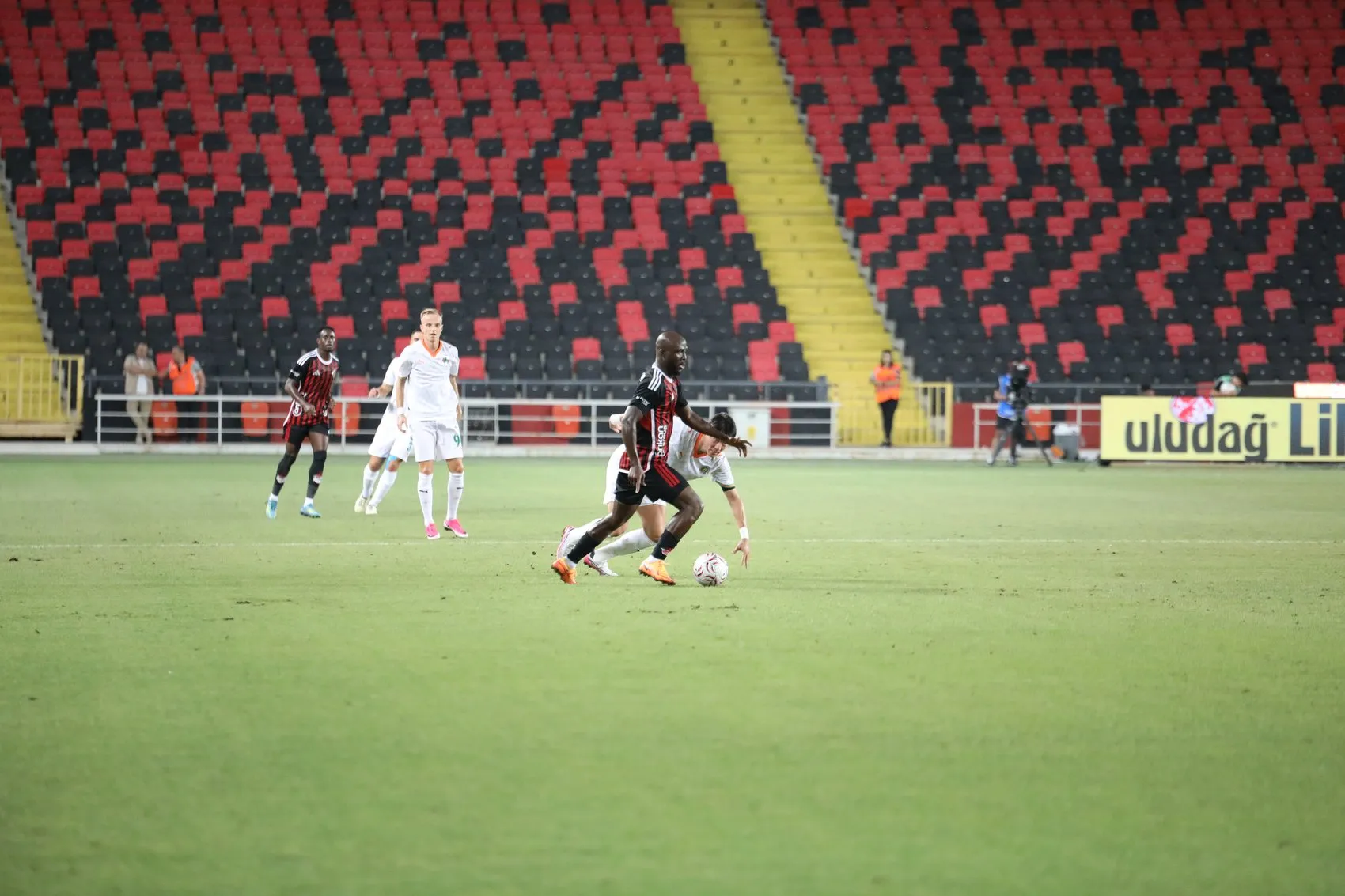 Gaziantep FK ve Alanyaspor mücadelesinden kareler