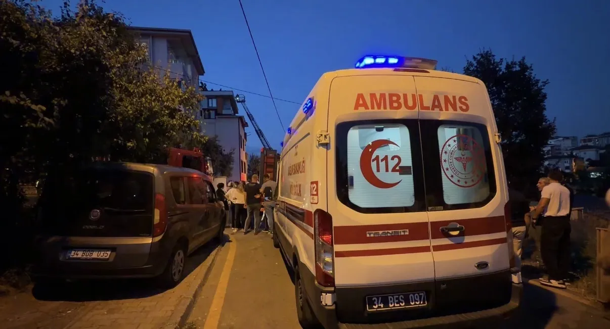 Ümraniye'de çatı yangını paniği, itfaiye alevlere hızlı müdahale etti