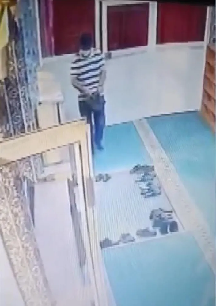 Sultangazi'de cami cemaatinin ayakkabılarını sürünerek çaldı