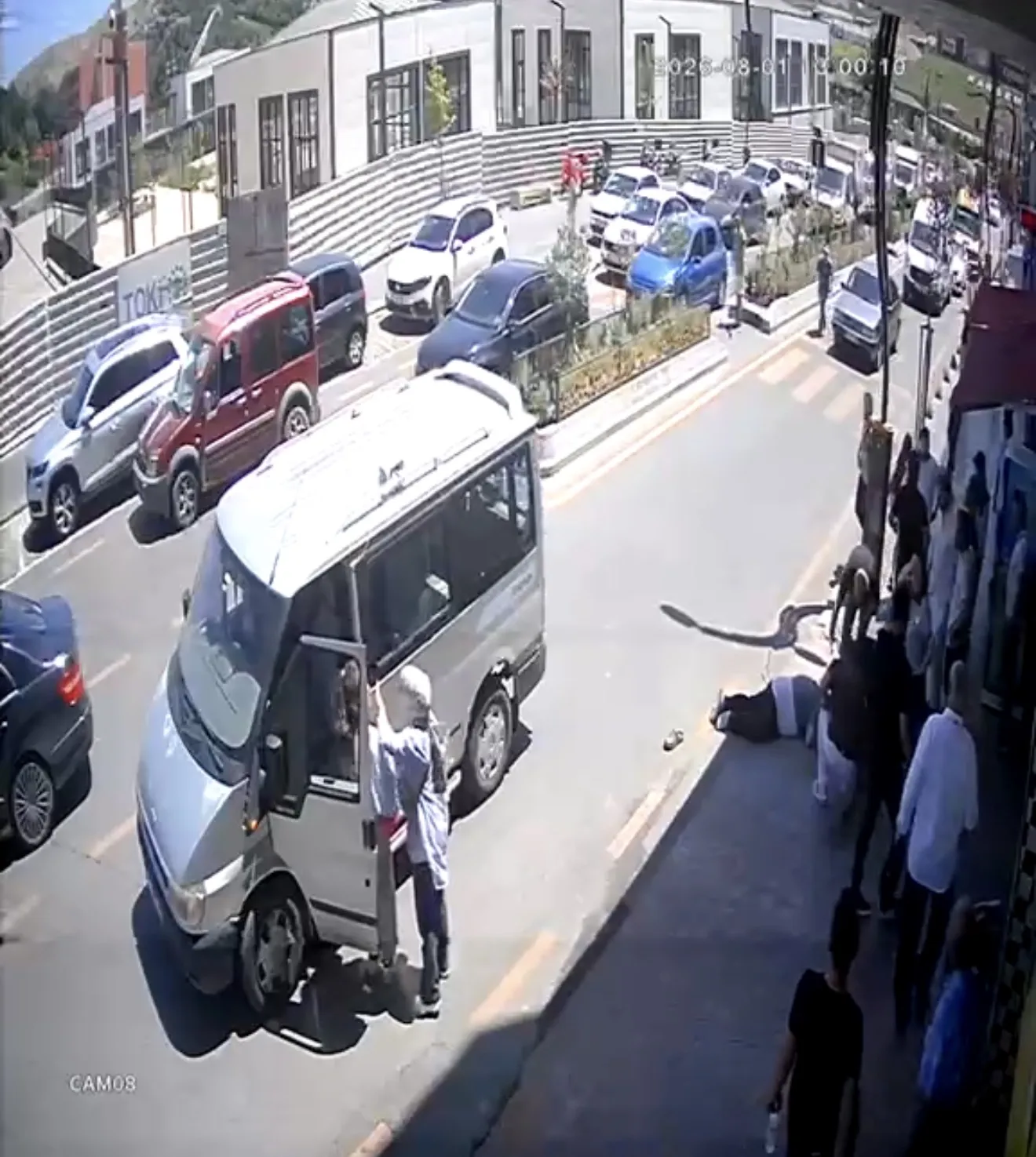 Karabük'te minibüsün çarptığı yaya hastanelik oldu