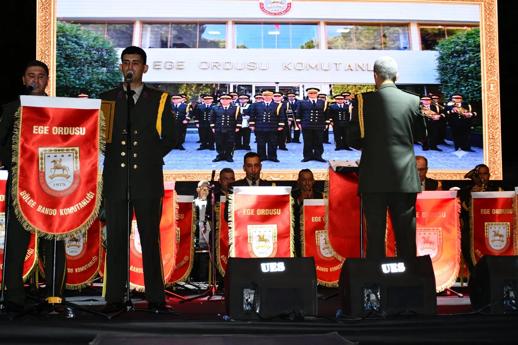 Demirci'de 5 gün sürecek festival başladı, ilk günün yıldızı 3 etekli kadınlar oldu