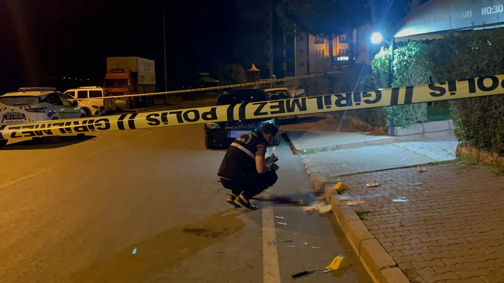 Gece yarısı düğün dönüşü baba-oğul birbirini bıçakladı