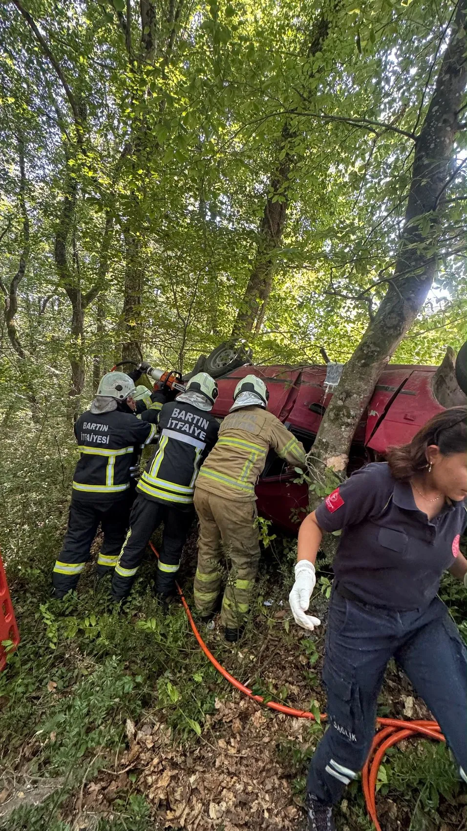 Bartın'da kontrolden çıkan araç ağaca çarptı