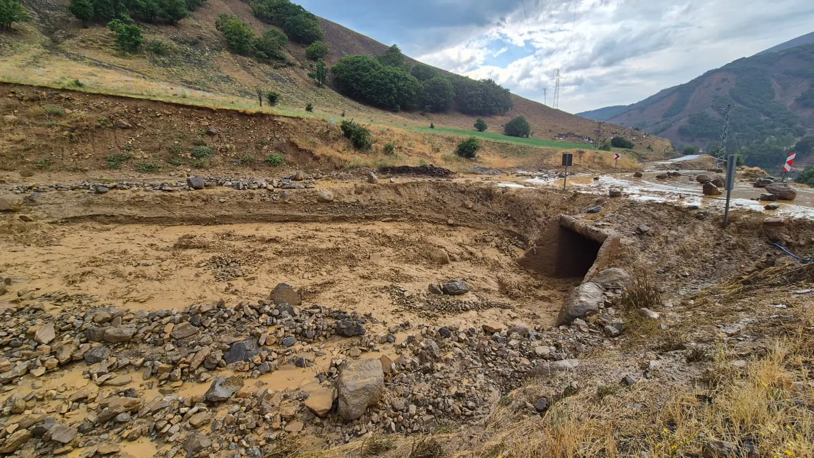 Bingöl'de şiddetli yağış yolu trafiğe kapattı