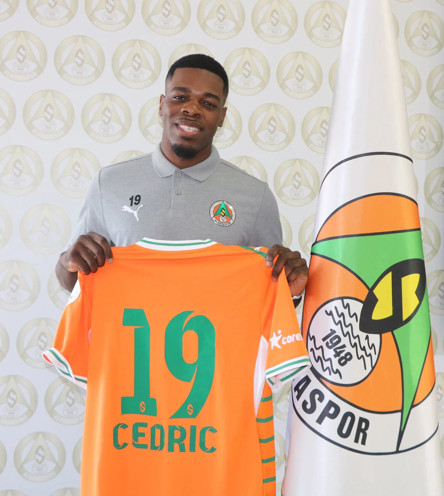 Alanyaspor forvet hattını Kamerunlu Ivan Cedric ile güçlendirdi