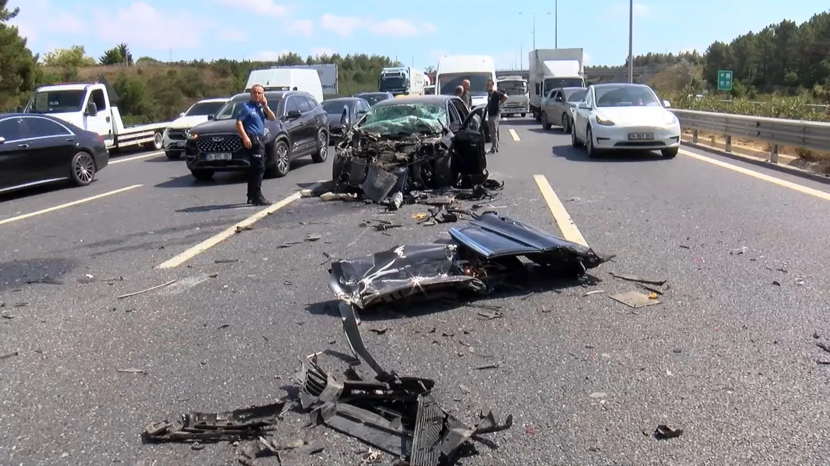 Otomobil kamyonete arkadan çarptı O yolda trafik durdu