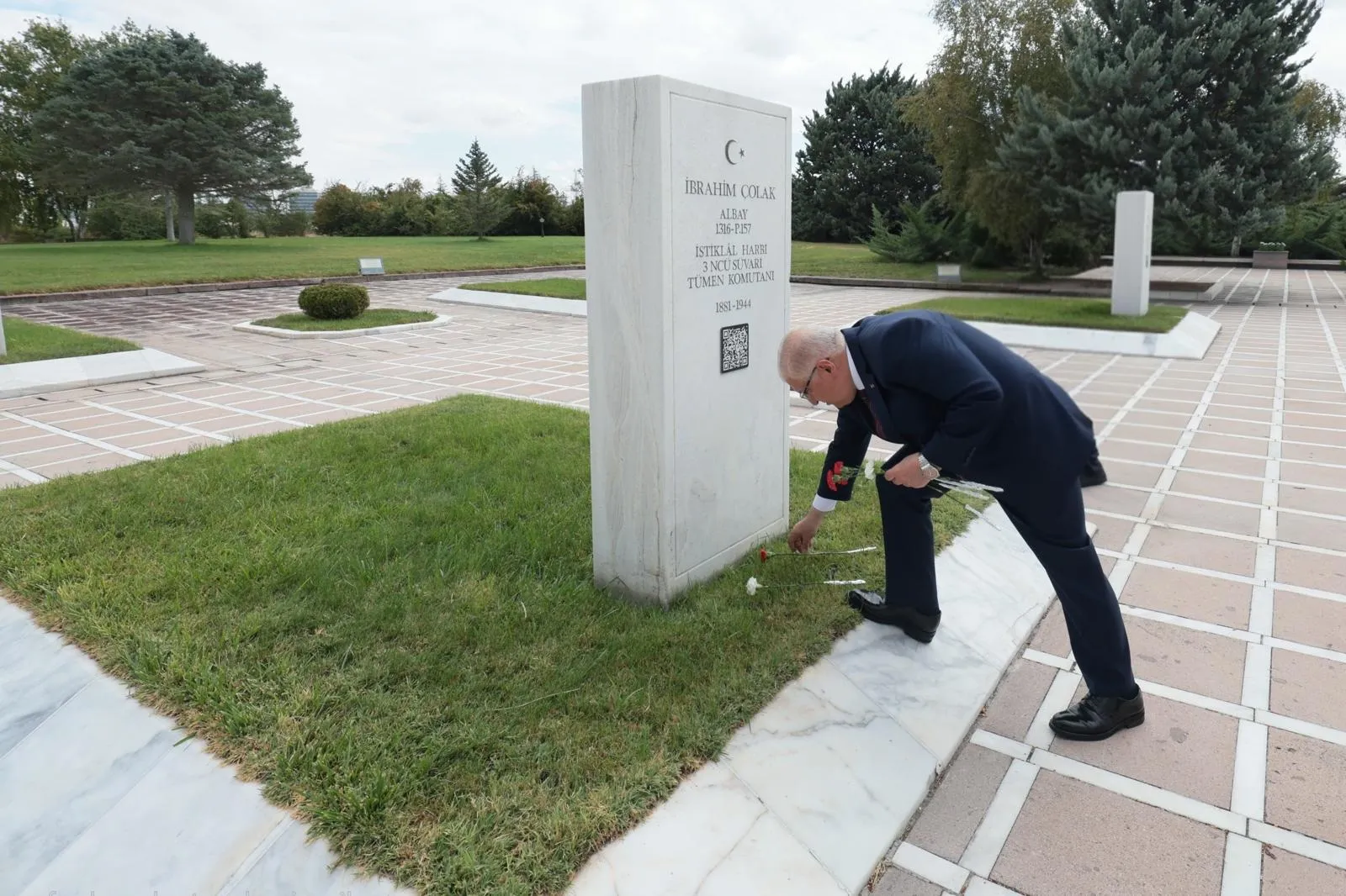 30 Ağustos coşkusu Ankara'da: Bakan Güler ve komuta kademesi anıt mezarlıkta