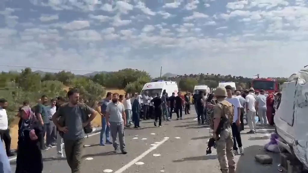 Lice yolunda minibüs devrildi 5 kayıp 11 yaralı