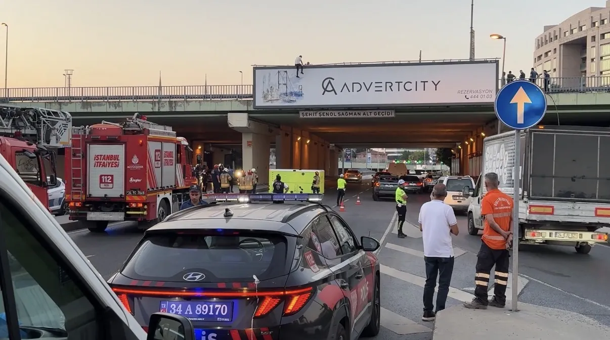 Şişli’de üst geçide çıkan vatandaş müzakereci polisle ikna edildi