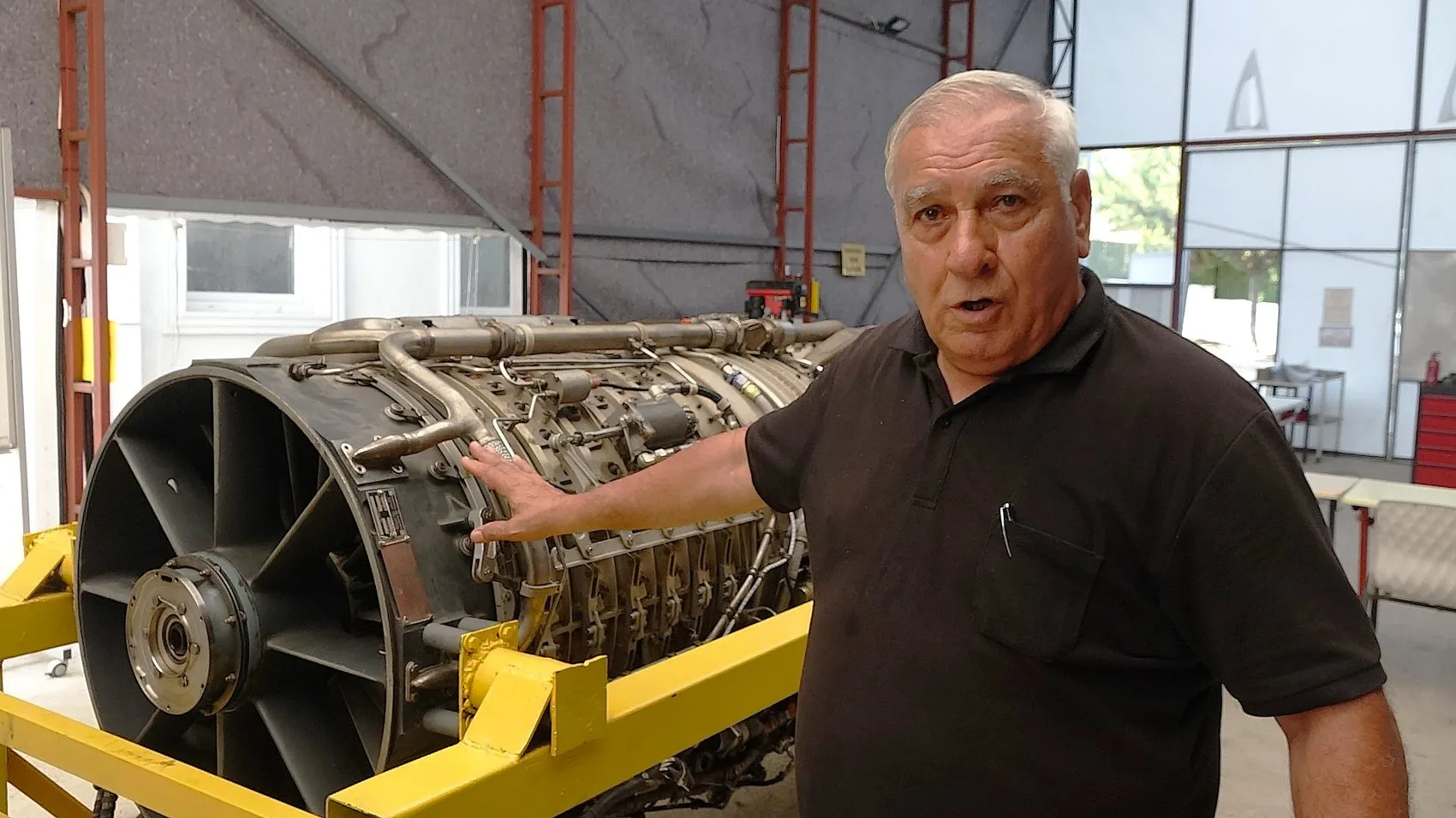 Samsunlu öğrenciler F-4 savaş uçağı motorunu söküp takıyor