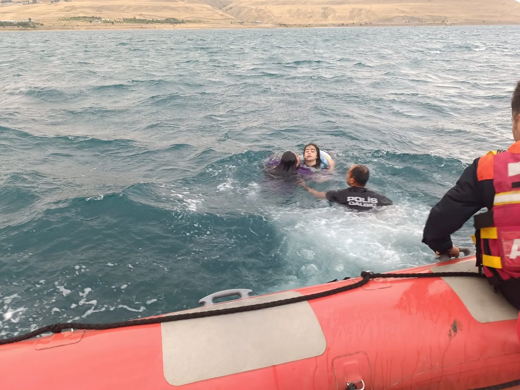Piknik keyfi kabusa dönüştü: Van Gölü'nde can simidiyle sürüklenen 3 kişi ölümden döndü