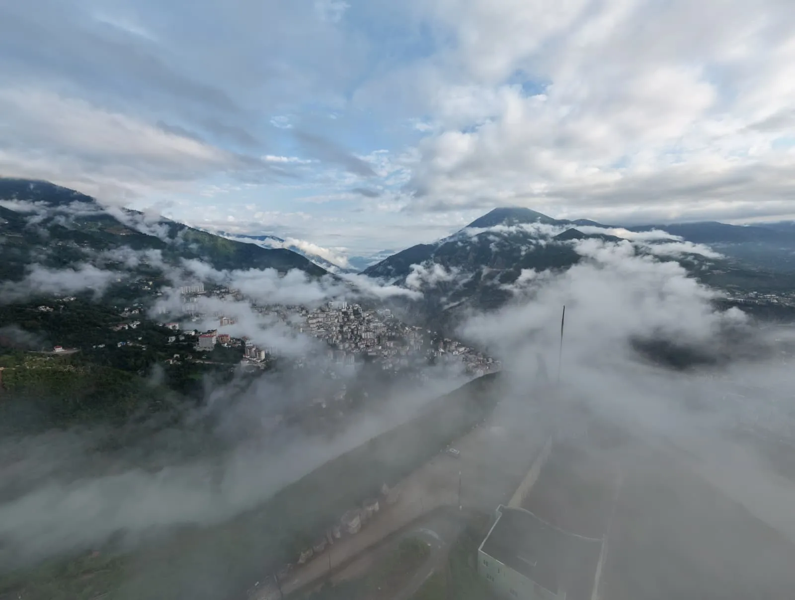 Artvin’i etkisi altına alan yoğun sis kartpostallık görüntüler oluşturdu