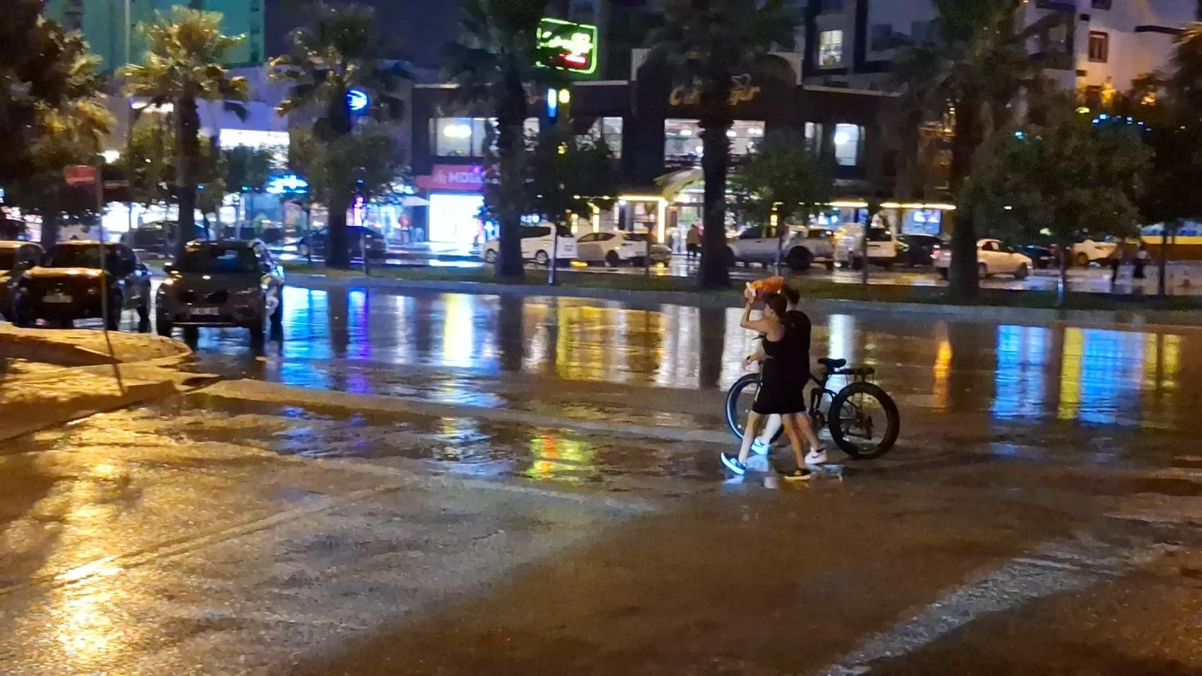 Adana'da sıcak havayı bir saatlik sağanak kesti