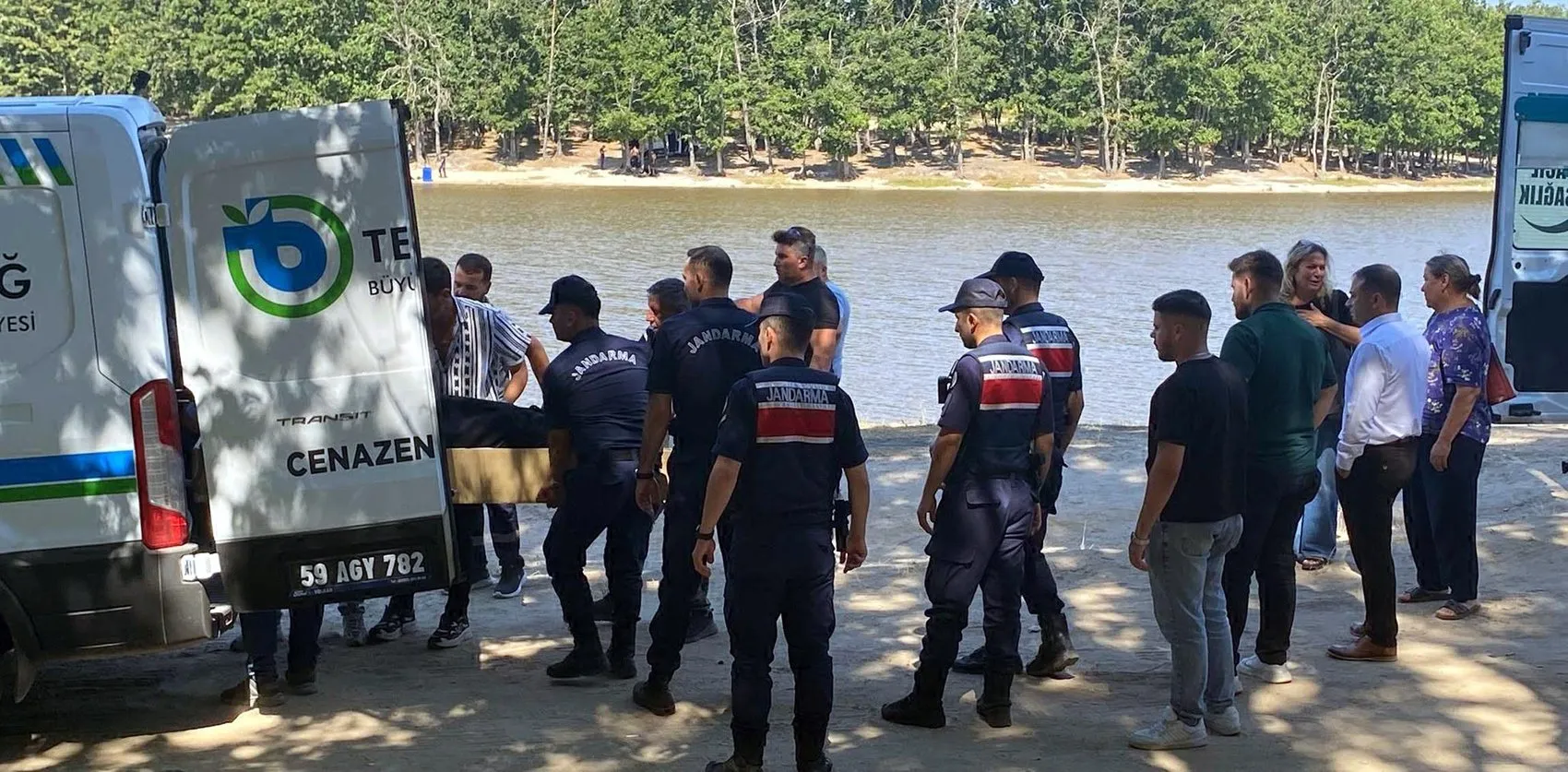 Serinlemek için girdiği gölde hayatını kaybetti