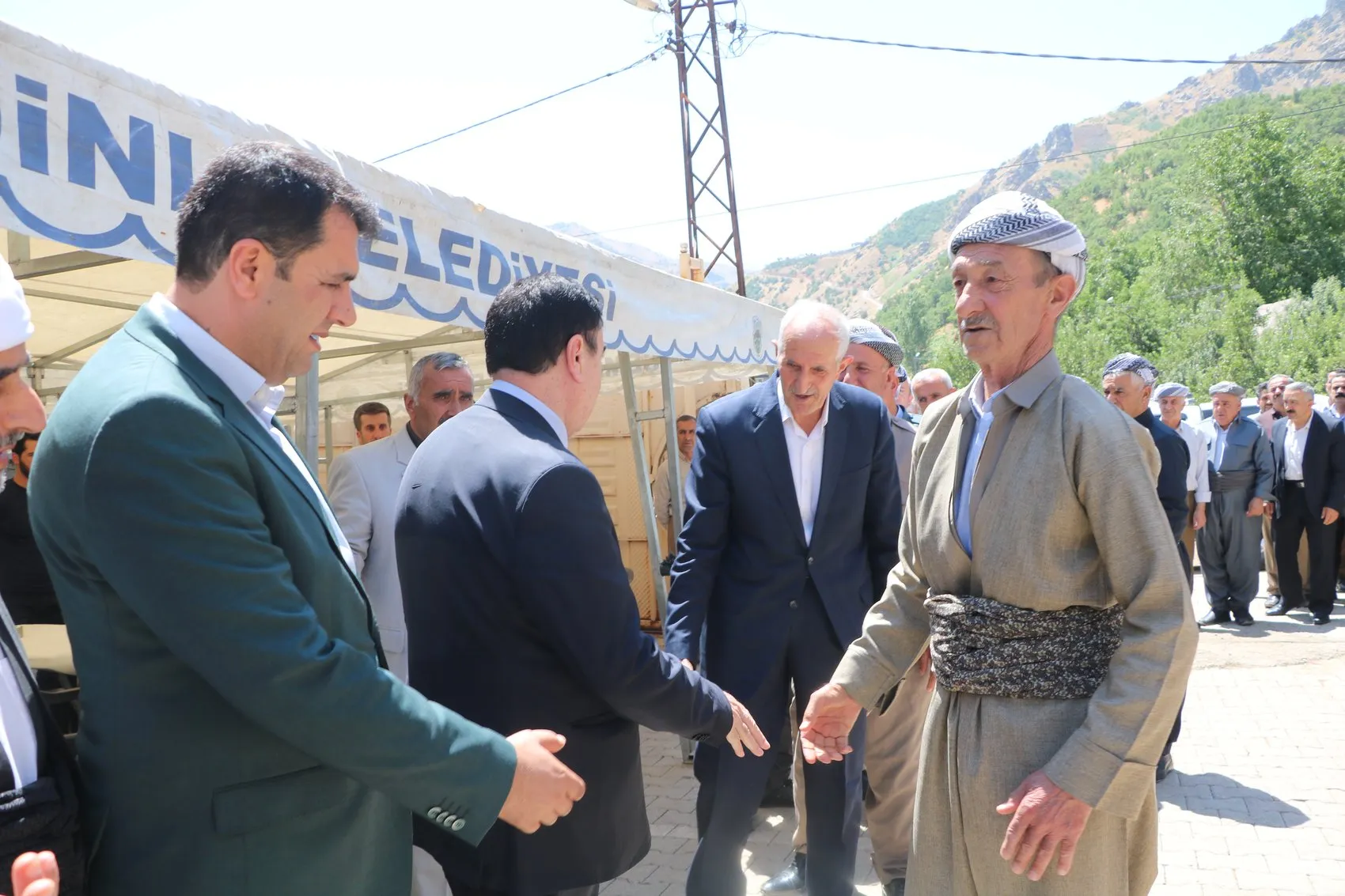 Şemdinli’de yürekleri yakan olay sonrası iki aile el sıkıştı