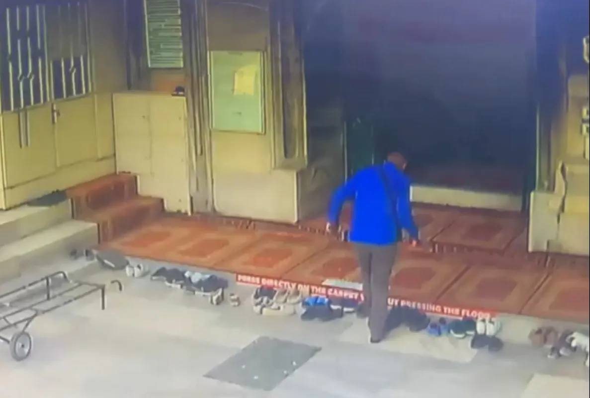 Cami avlusunda namaz kılarken birikimini çaldırdı