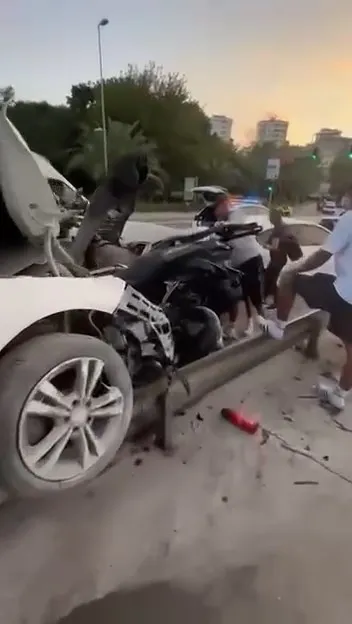 Sabahın ilk ışıklarında Kadıköy'de korkutan trafik kazası