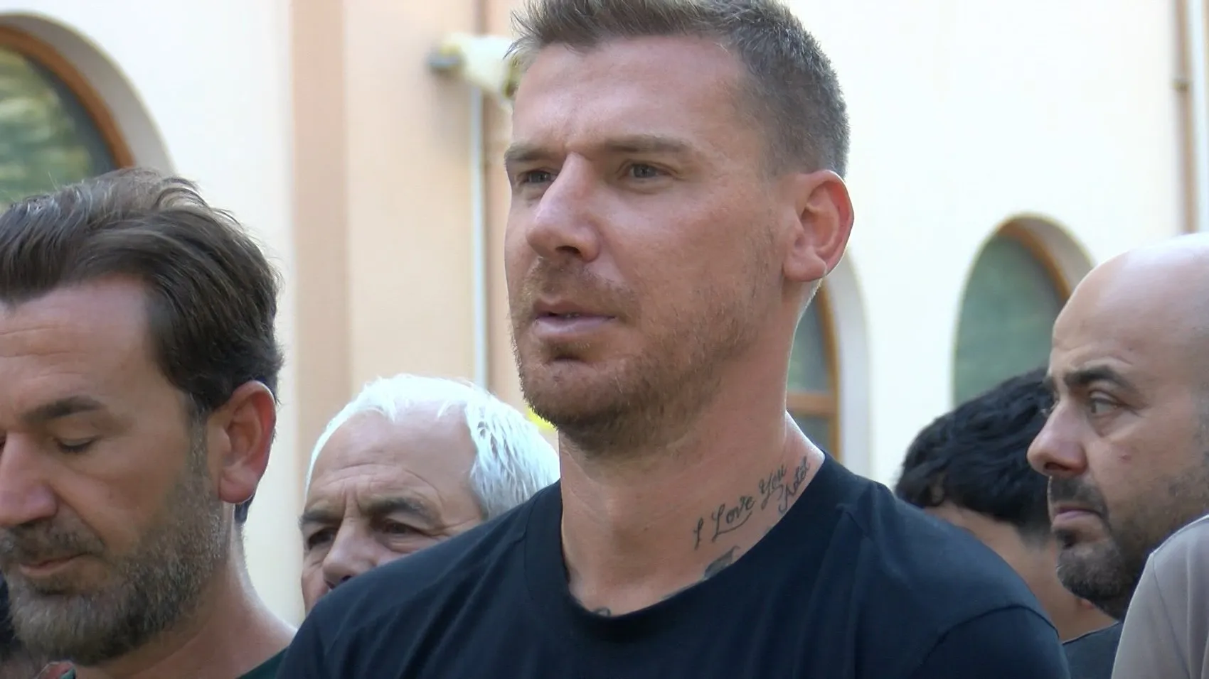 Milli futbolcu Serdar Aziz babasını son yolculuğuna uğurladı