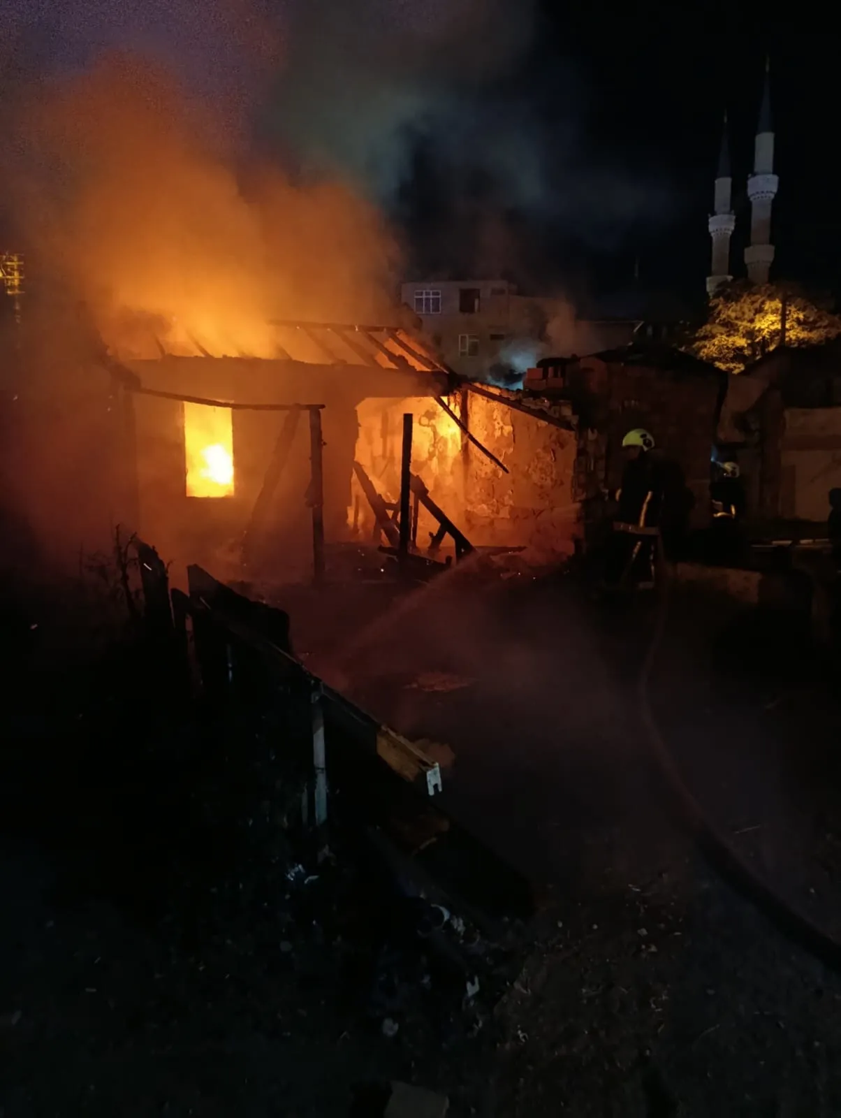 Keşan'da gece yarısı korkutan yangın