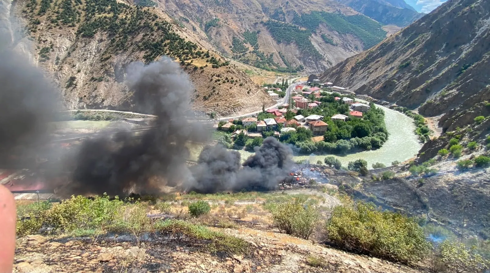Hakkari'de karakolun hurdalığında yükselen dumanlar panik yarattı