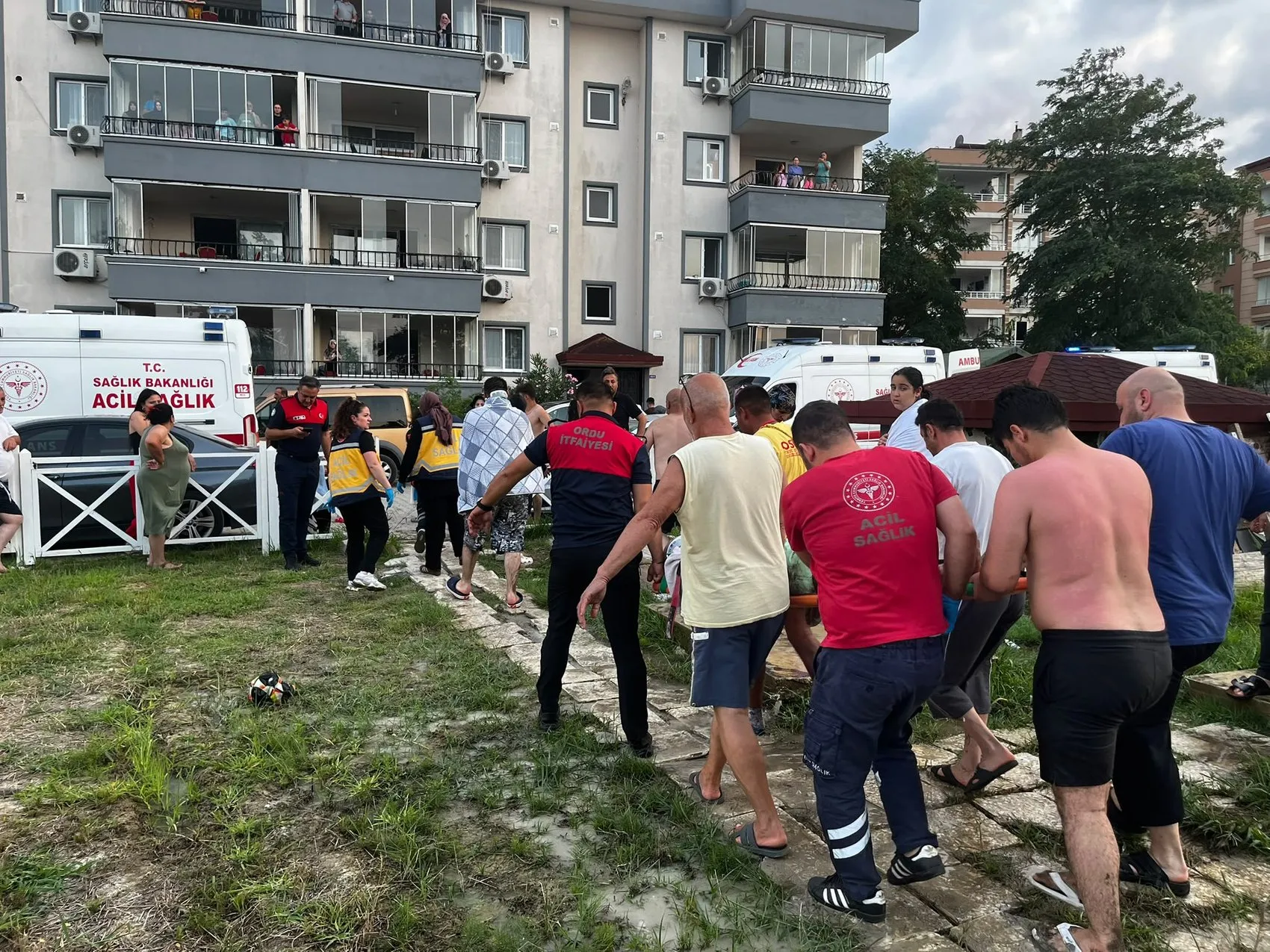 Ünye sahilinde üç arkadaş boğulmaktan son anda kurtuldu
