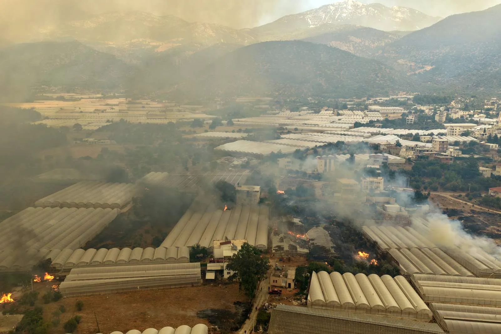 Antalya Valisi Şahin Yangın devam ediyor, rüzgar hafifledi