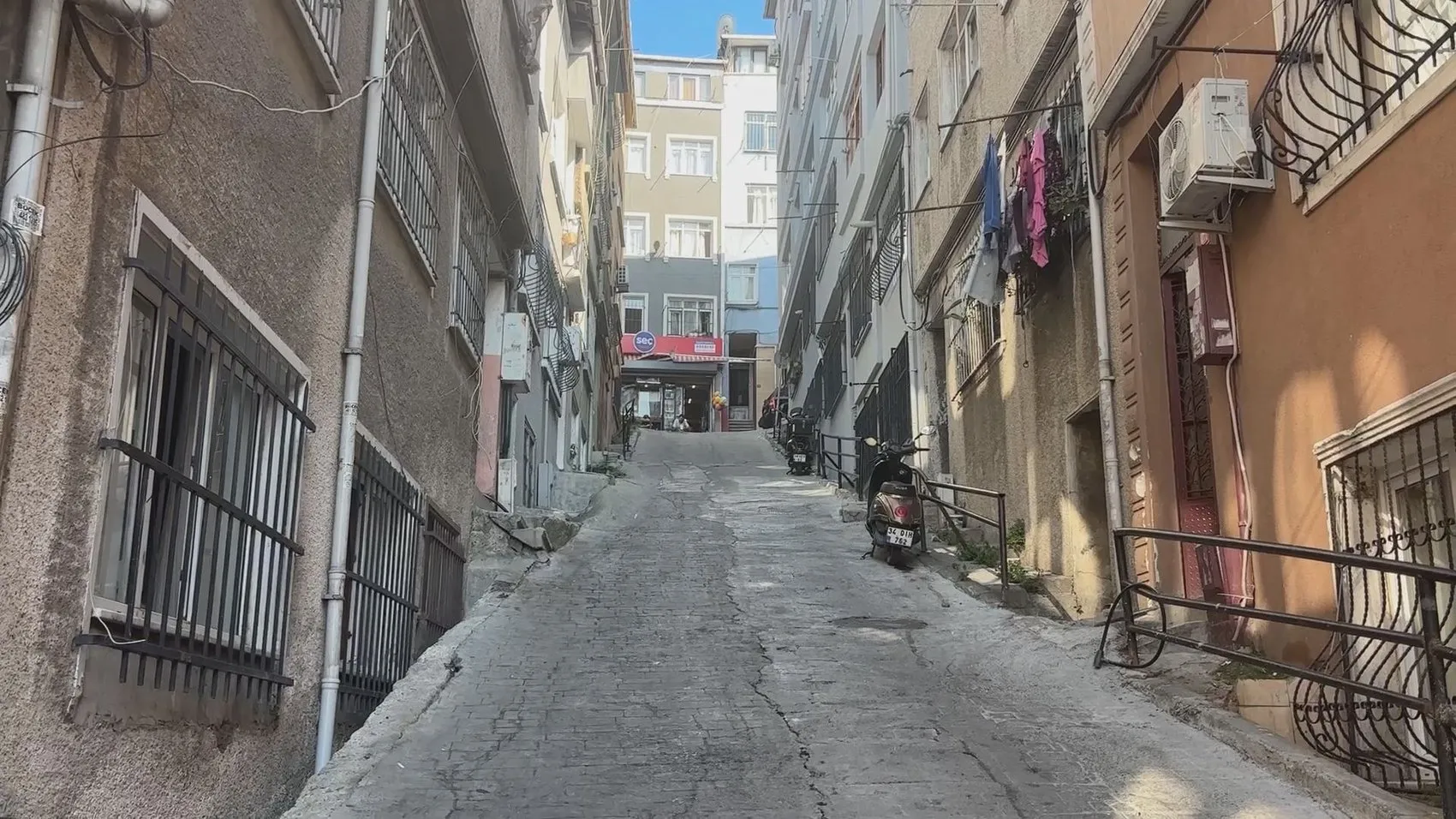 Beyoğlu’nda berber kavgası eve taşlı sopalı baskınla bitti