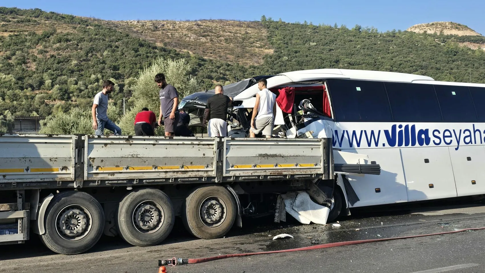 Milas yolunda can pazarı Tur otobüsü TIR’a çarptı