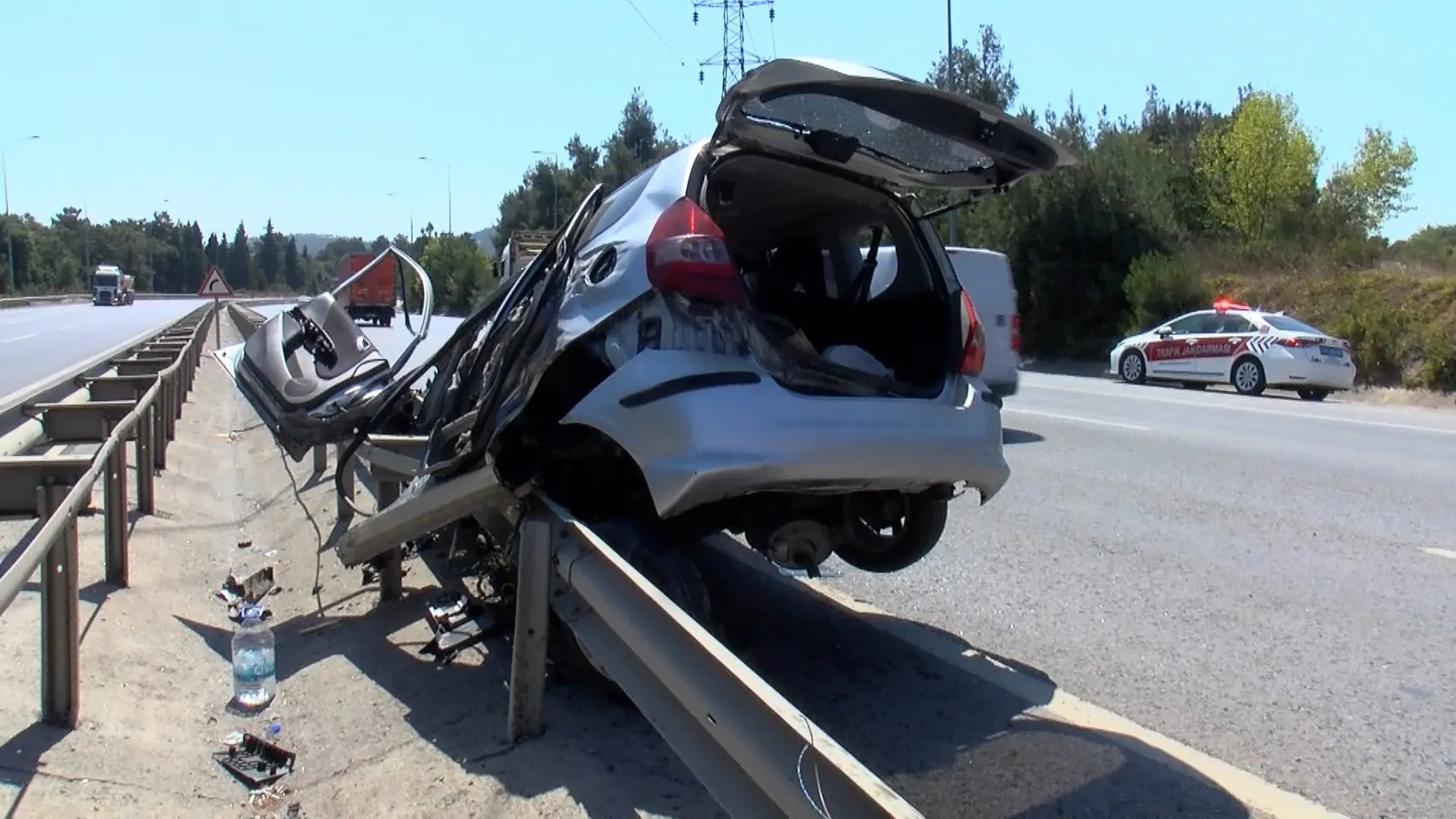 Şile Yolu'nda Otomobil Bariyerlere Çarptı, Sürücü Yaralandı