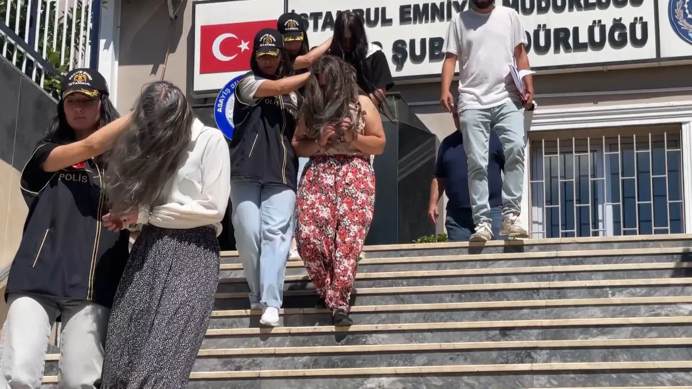 Zeytinburnu'nda kapı kilidini kıran hırsızlar yakalandı