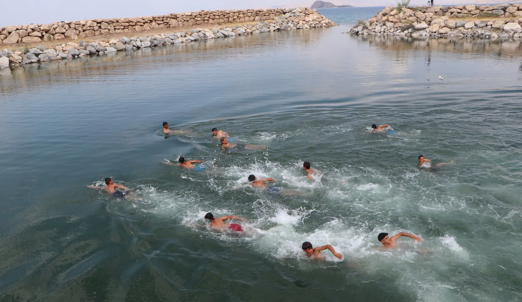 Van Gölü'ne giren çocukların saçları bir anda sarıya dönüyor