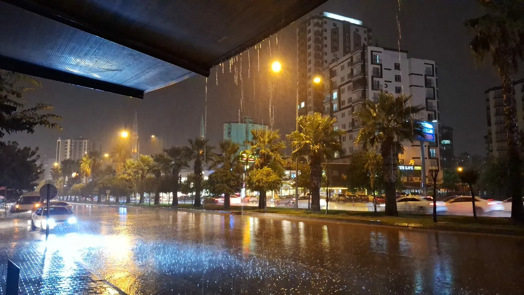 Adana'da sıcak havayı bir saatlik sağanak kesti