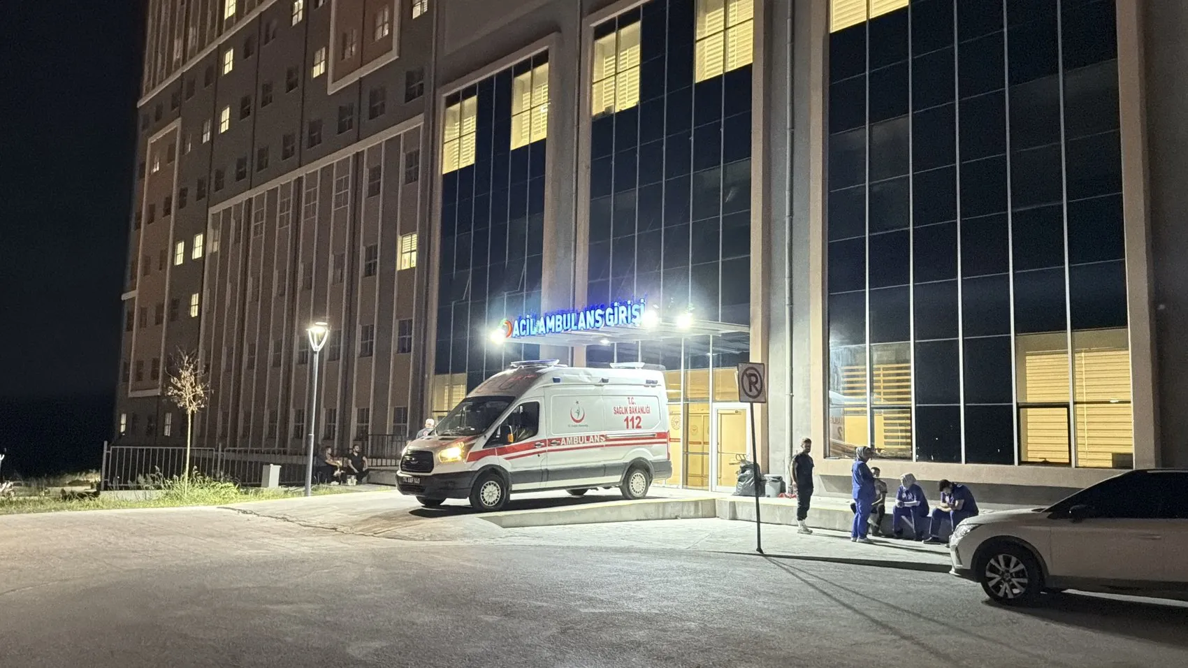 Ara sokaktan çıkan otomobil polis aracına çarptı, 2 memur yaralandı