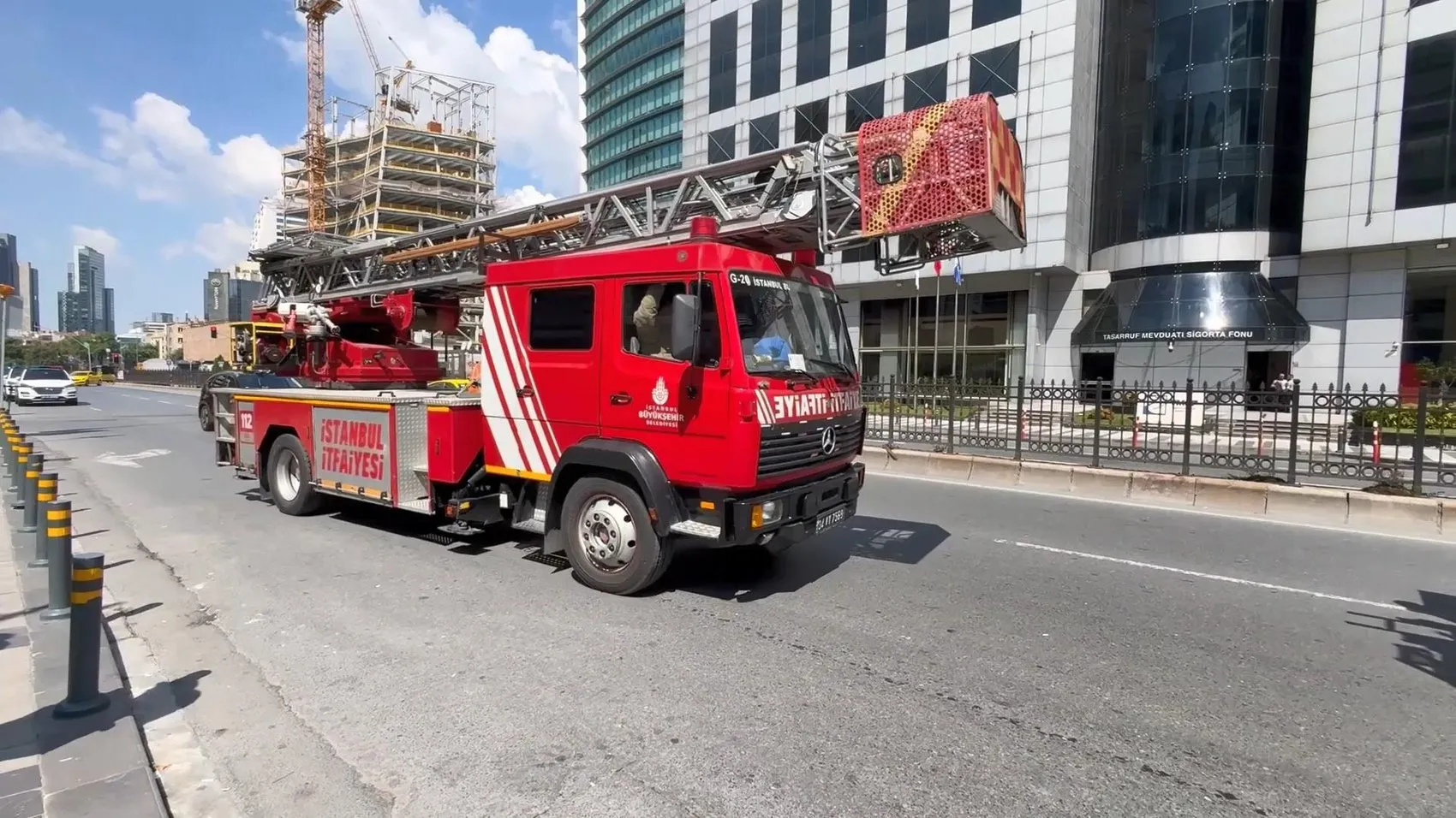Metro beklerken raylara düşen görme engelli genç kurtarıldı