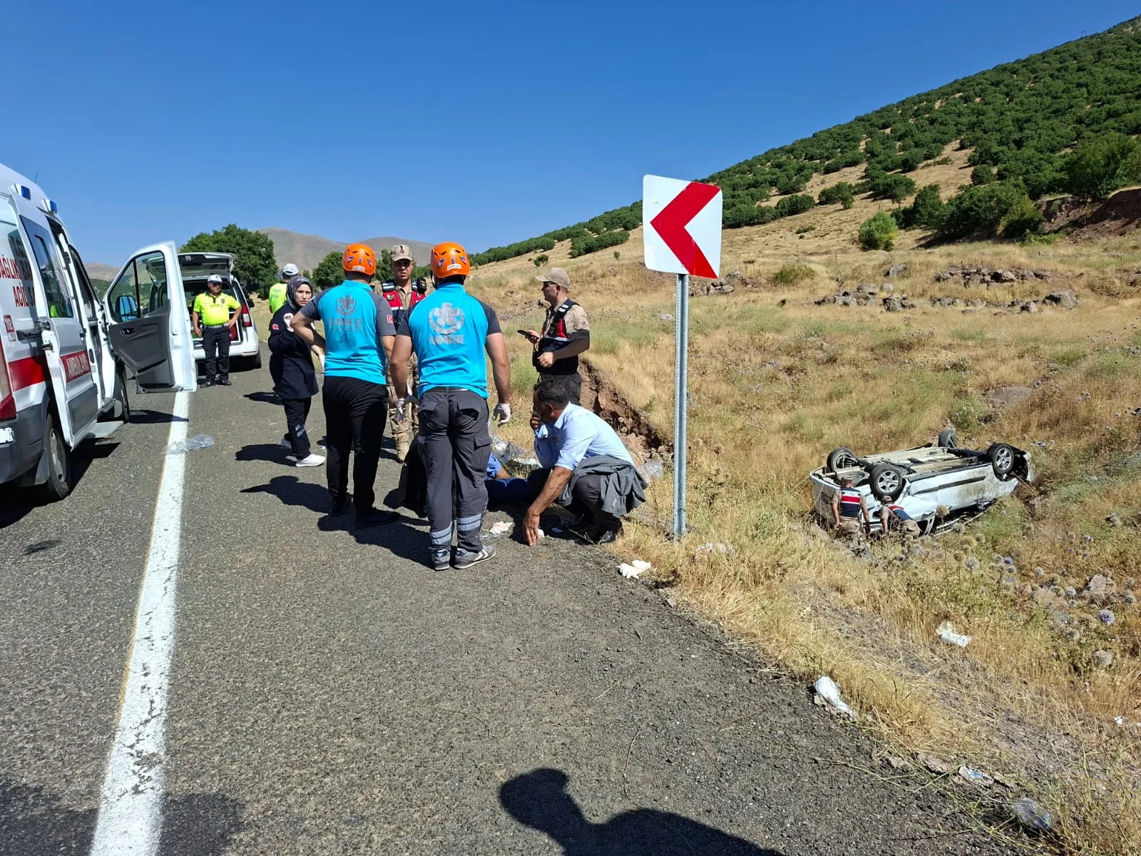Bingöl yolunda trafik kazası Altı kişi hastaneye kaldırıldı