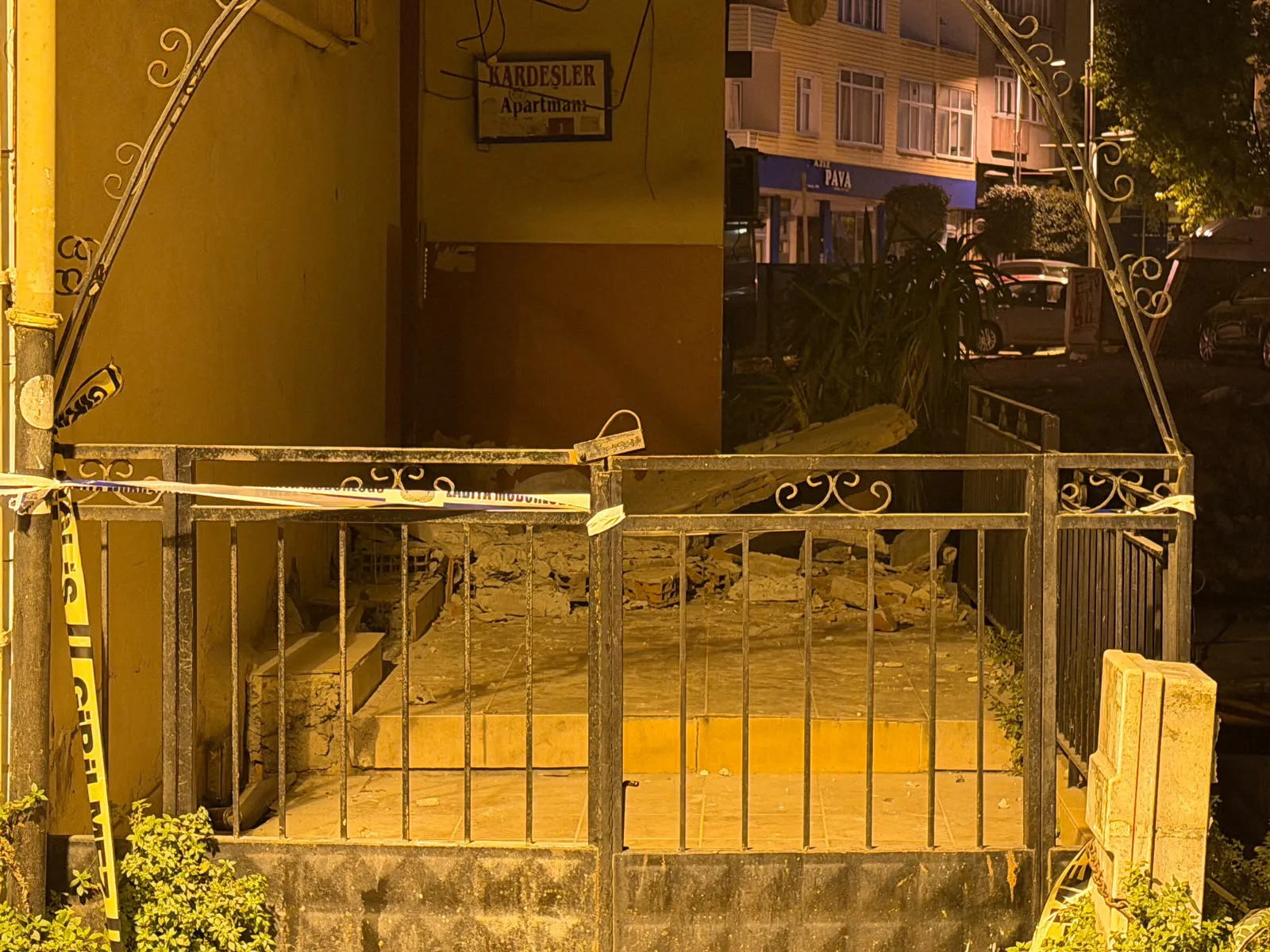 Güngören'de gece yarısı dehşeti 5 katlı binanın balkonu çöktü
