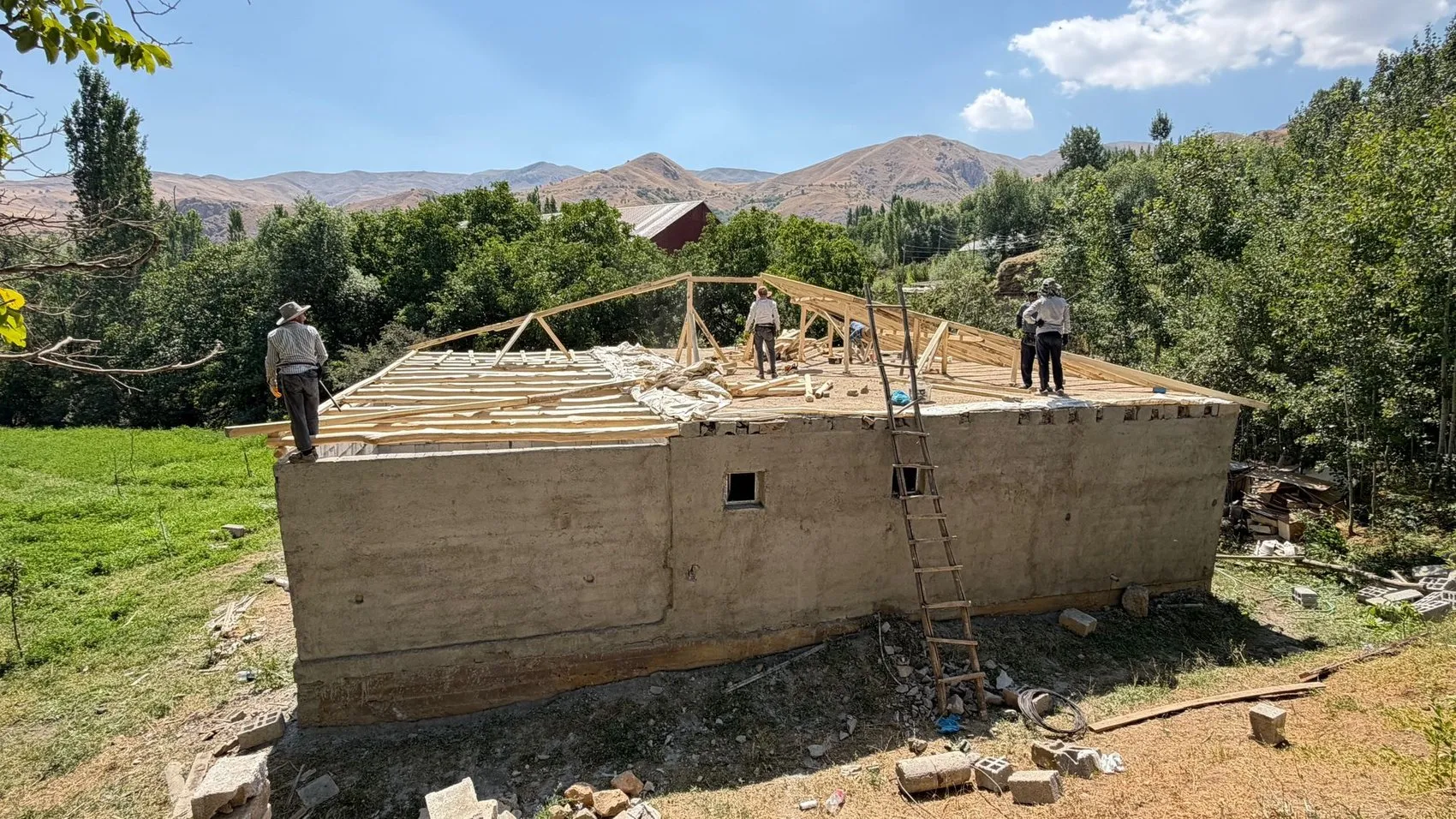Hakkari'de yer minderiyle kazanılan fen lisesi başarısı, tek odalı evi şantiyeye çevirdi