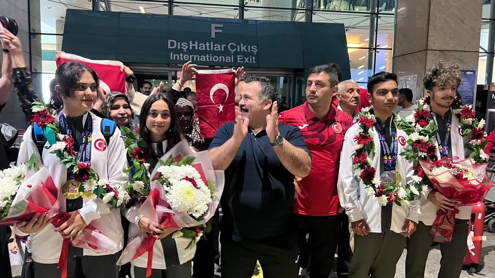 Almanya'dan 33 madalyayla döndüler, Esenboğa'da karşılandılar