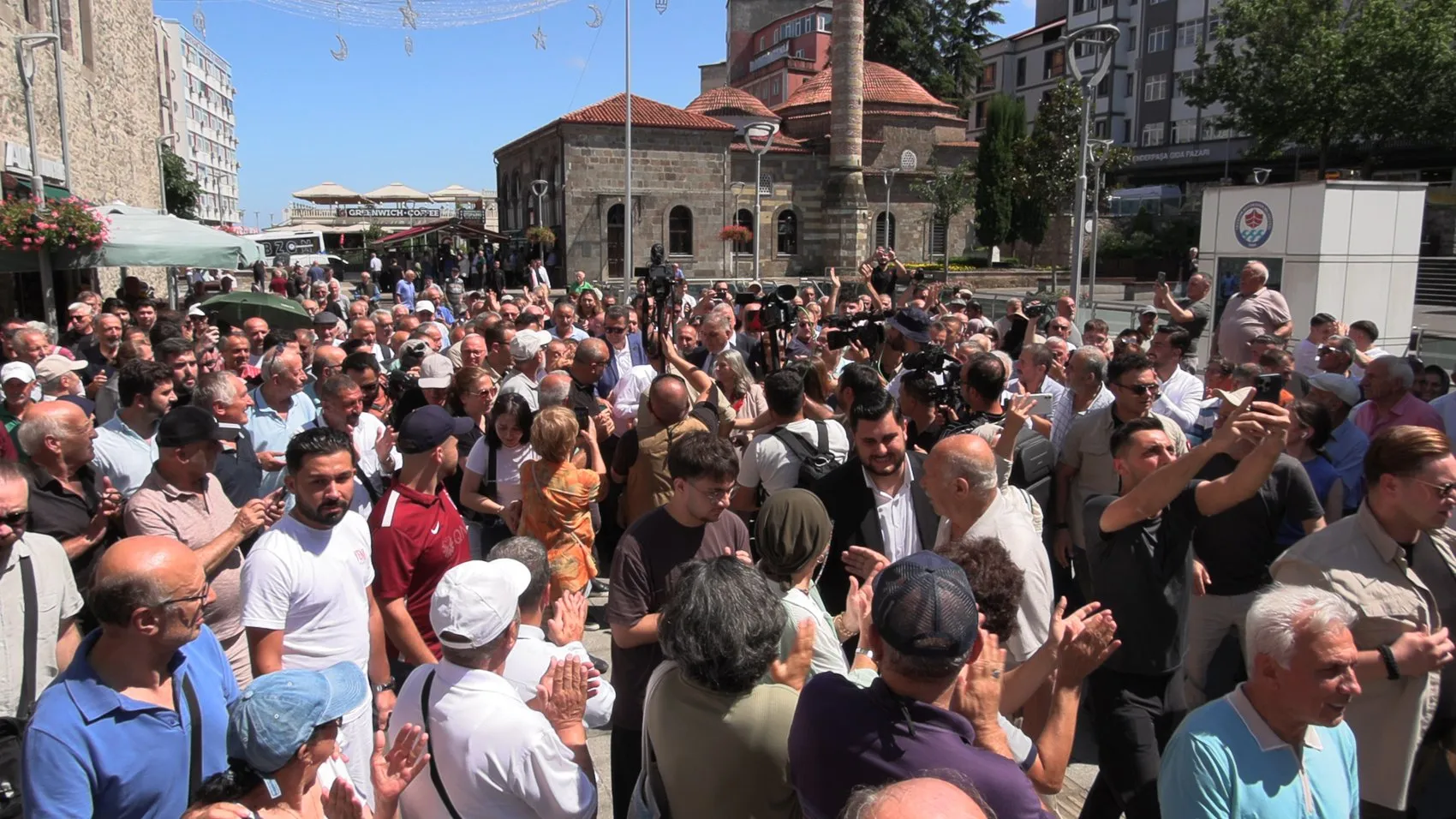 Özgür Özel Trabzon sokaklarında iktidar mesajı verdi