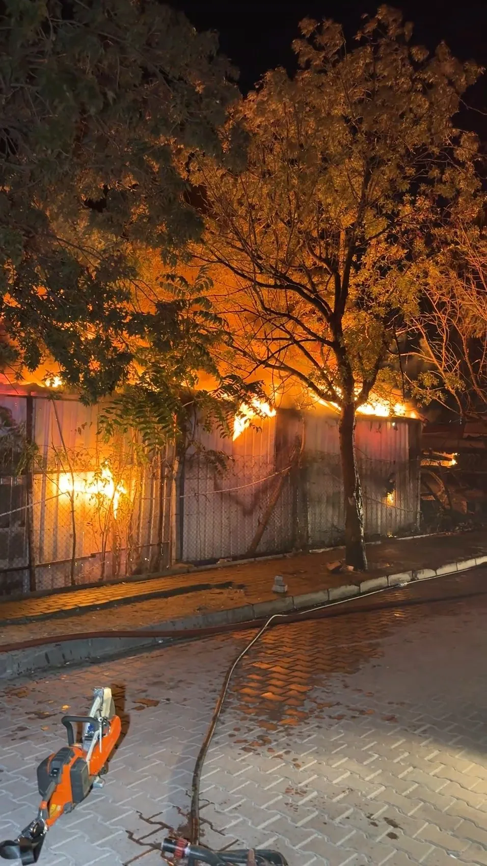 Avcılar'da TIR parkında gece yangını 5 araç küle döndü