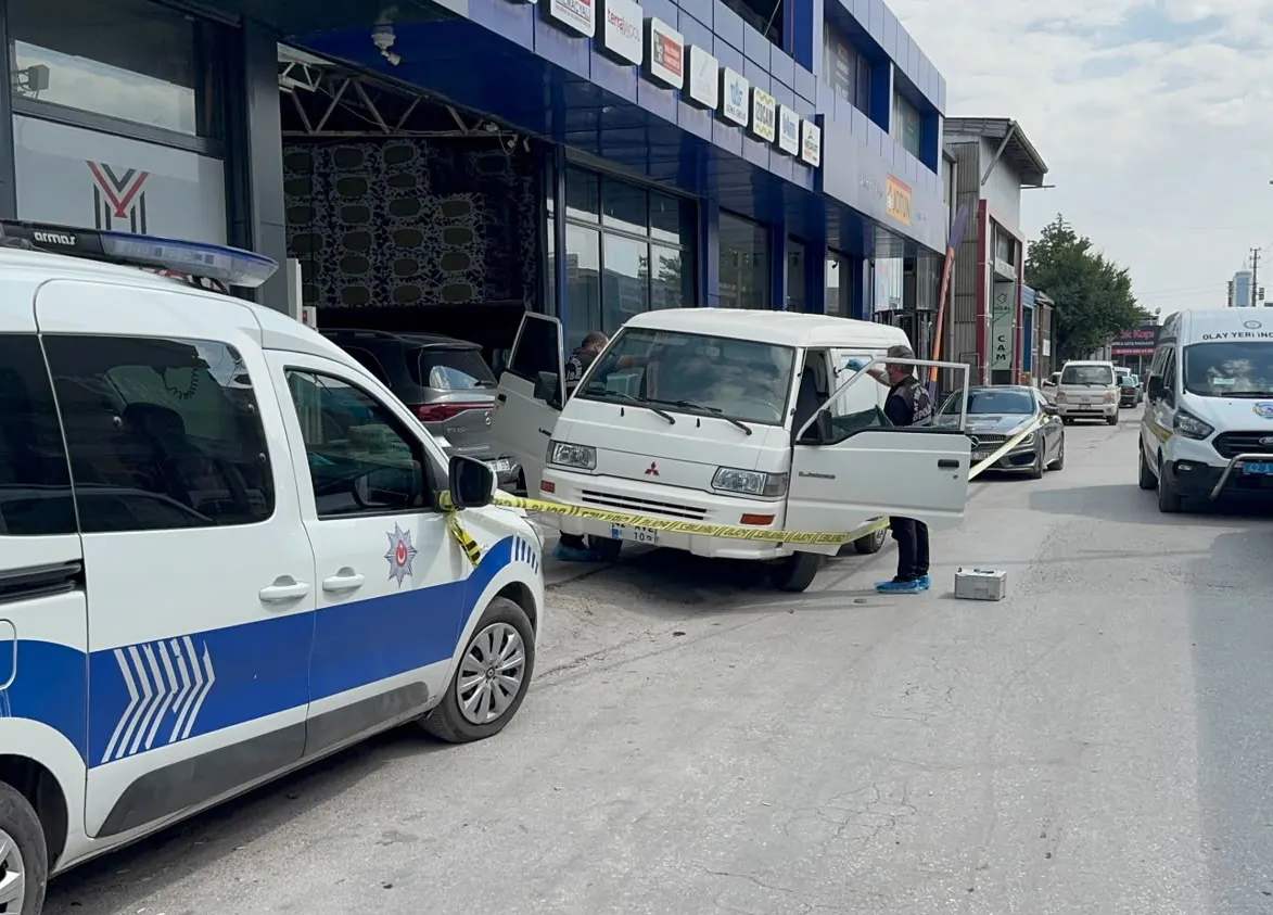 Konya’da lüks araçlı hırsızlar minibüsteki 1 milyon lirayı saniyeler içinde çaldı