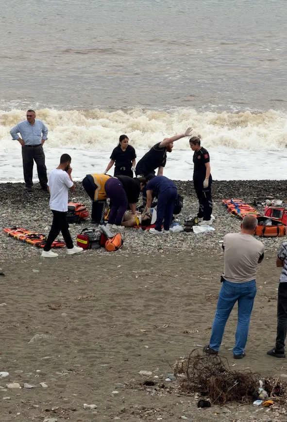 Rize'de iki kardeşi deniz dalgası ayırdı Biri öldü, diğeri aranıyor