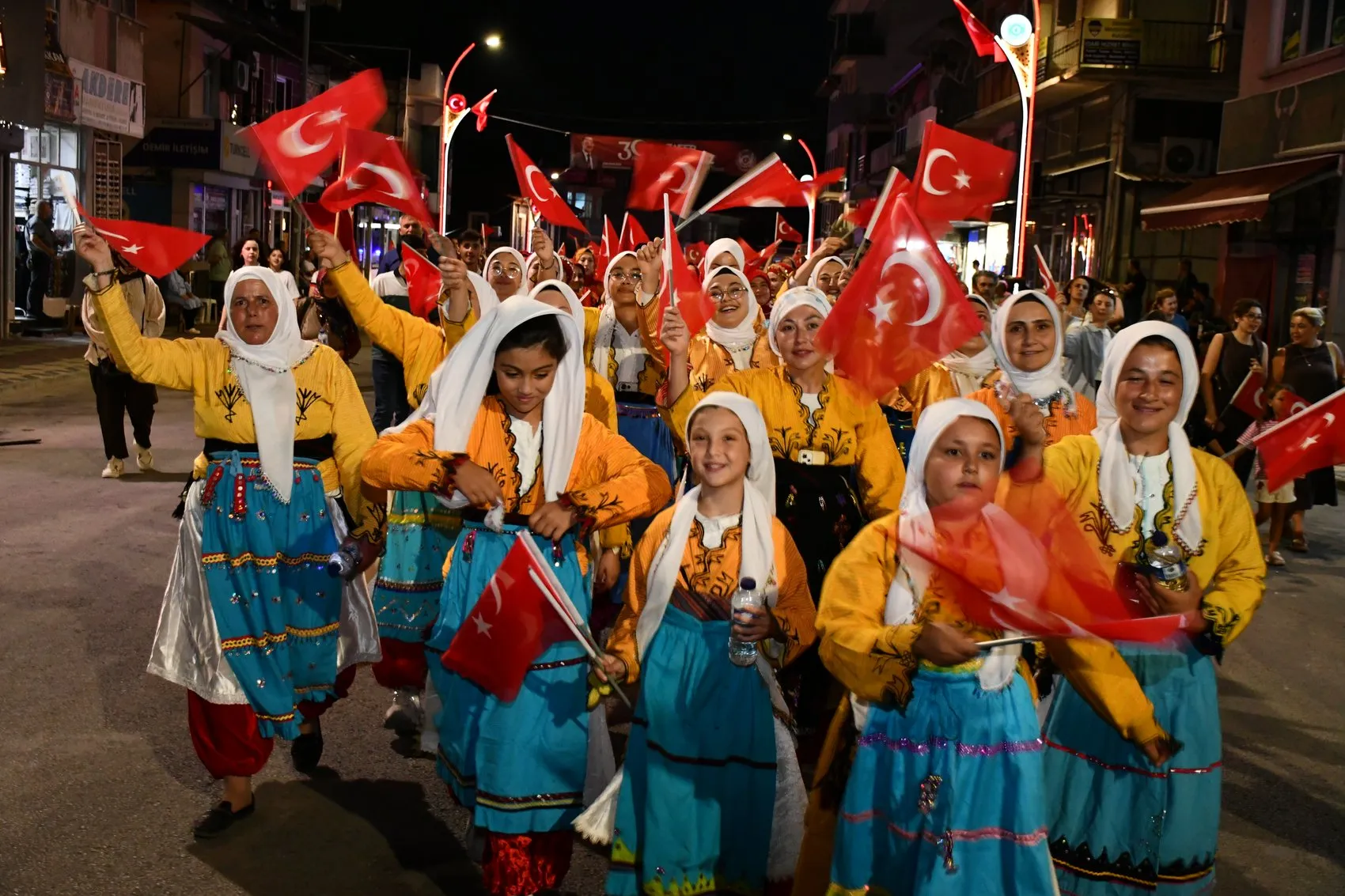 Demirci'de 5 gün sürecek festival başladı, ilk günün yıldızı 3 etekli kadınlar oldu