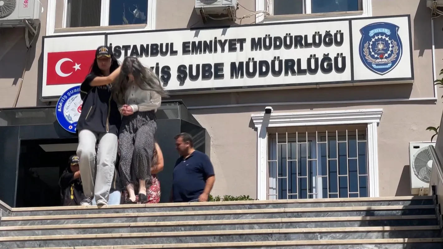 Zeytinburnu'nda kapı kilidini kıran hırsızlar yakalandı