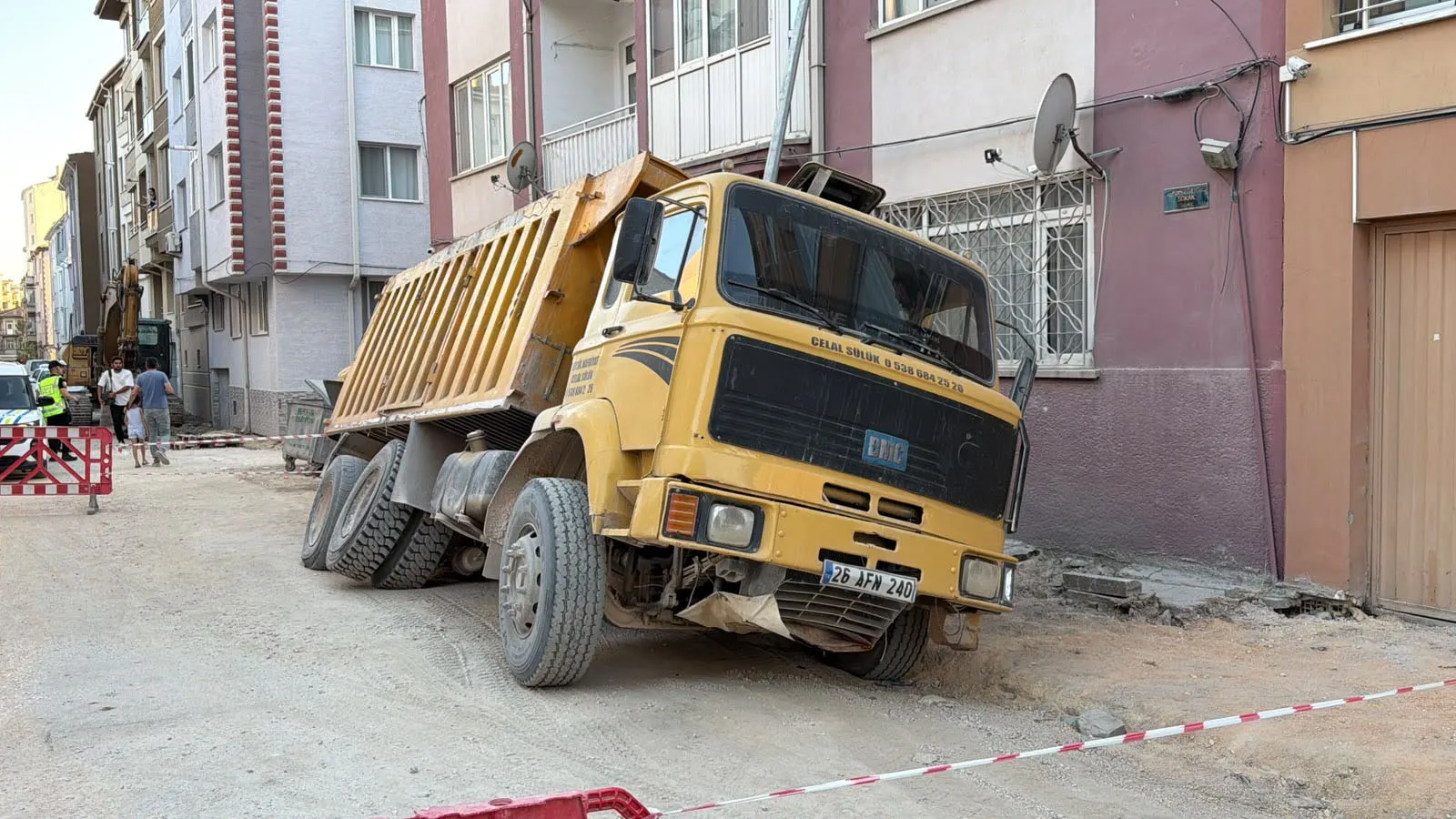 Mamure'de yol çöktü, park halindeki kamyon çukura gömüldü