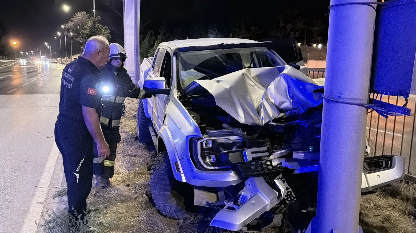 Eskişehir’de alkollü sürücü direğe çarptı