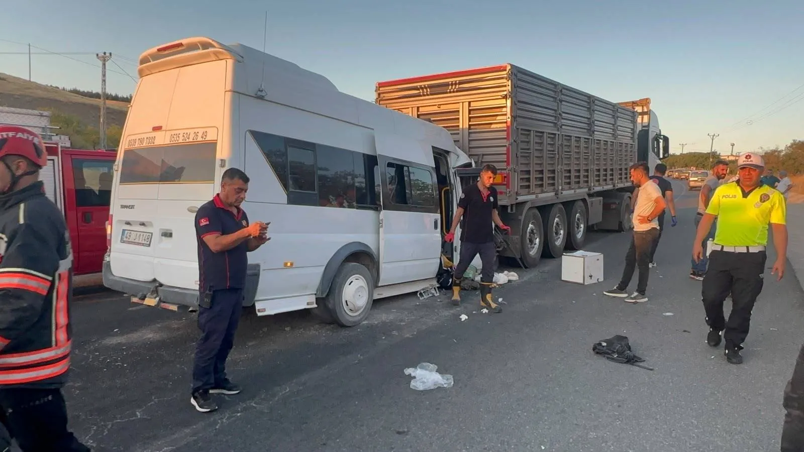 Malatya’da tarım işçilerini taşıyan minibüs TIR’a çarptı