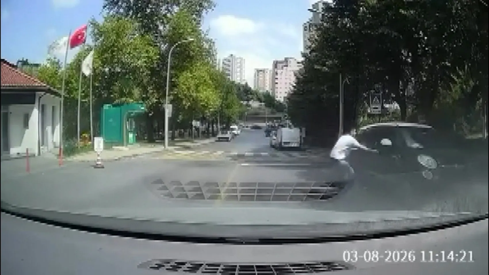 Başakşehir’de kontrolden çıkan aracı eliyle durdurdu