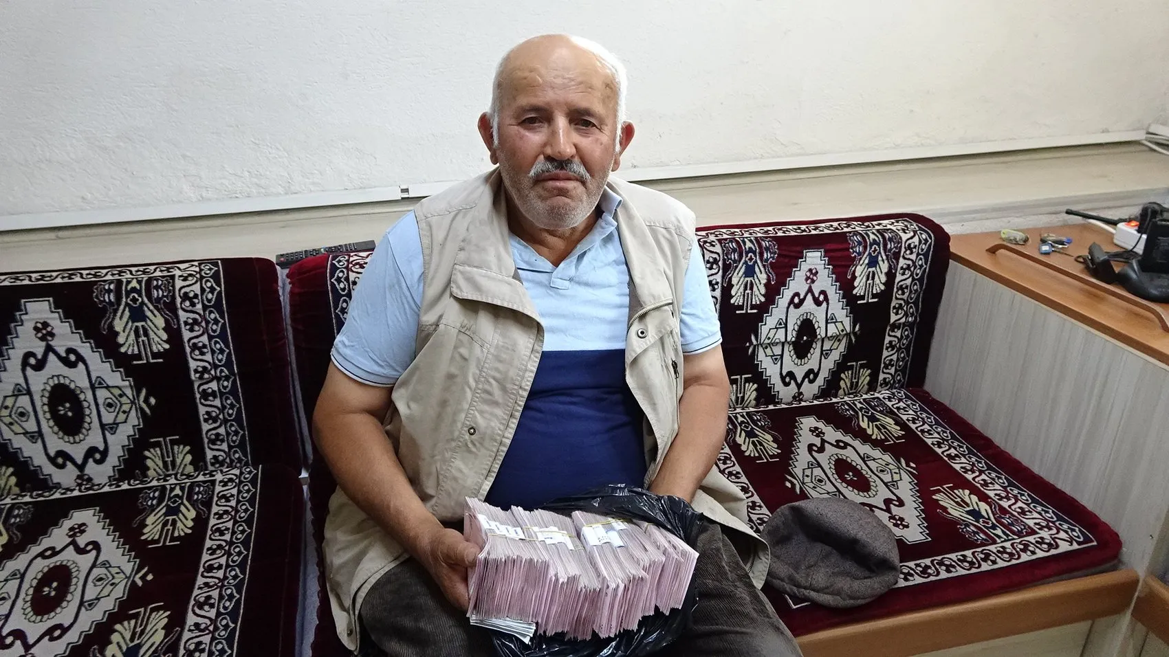 Aksaraylı çiftçiyi dolandırıcılardan banka önündeki polis kurtardı
