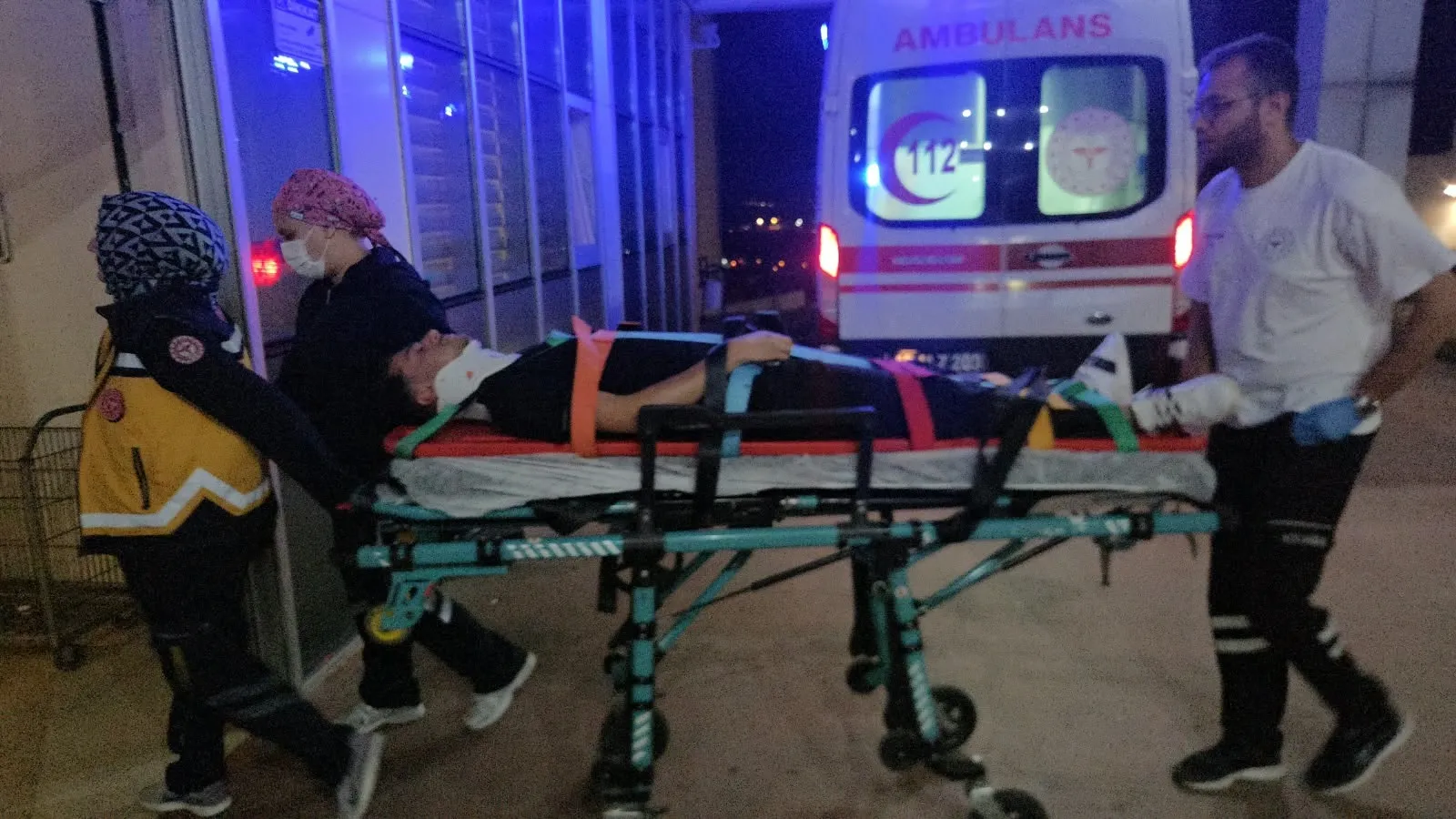 Orhangazi yolunda gece yarısı dehşeti: Bariyerlere çarpan araç hurdaya döndü